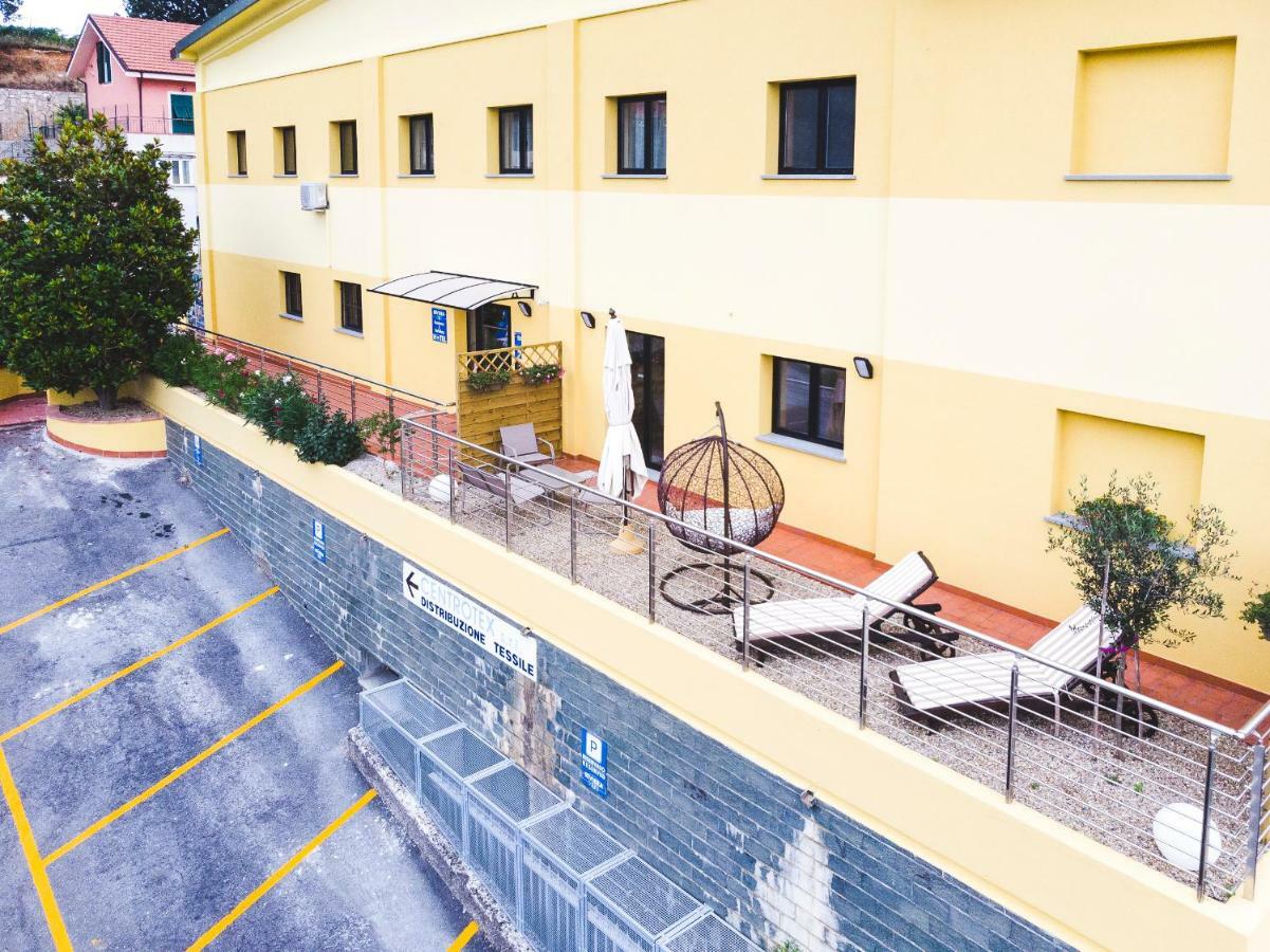 Riviera Hub Hotel Cisano sul Neva Exterior photo